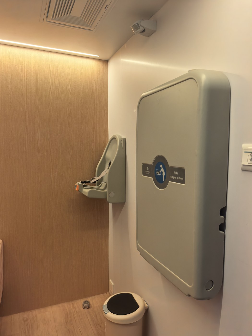Baby changing station and foldable baby safety seat with safety buckles